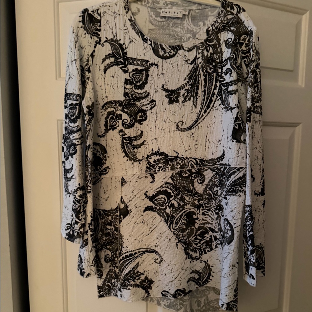 Habitat Black & White Printed krinkled Long-Sleeve Women's Top small